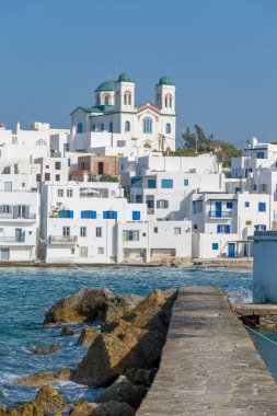 Yunanistan 'ın Naousa Paros adasındaki Kimisis Theotokou Hıristiyan kilisesi ile beyazların yıkandığı evlerin geleneksel Kiklad görüşü