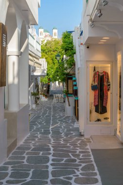 Yunanistan 'ın Naousa Paros adasında dar bir caddesi, geleneksel mağazaların cepheleri ve beyazlatılmış evleri olan geleneksel Kiklad sokağı.