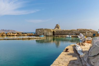 Yunanistan 'ın Naousa Paros kentinin pitoresk limanında geleneksel balıkçı tekneleriyle geleneksel Kiklad manzarası.
