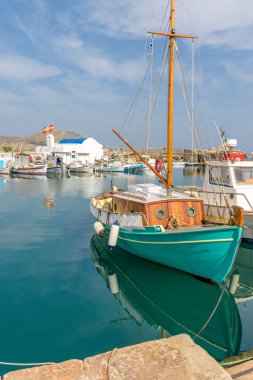 Yunanistan 'ın Naousa Paros kentinin pitoresk limanında geleneksel balıkçı tekneleriyle geleneksel Kiklad manzarası.