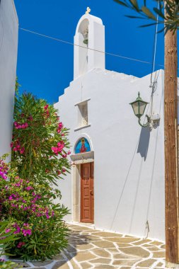 Marpissa Paros Yunanistan 'daki Whitewashed Kilisesi' nin olduğu Picturesque sokağı