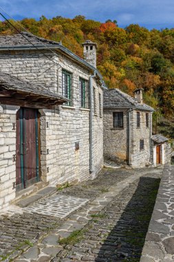 Sonbahar sezonu boyunca Koukouli 'nin pitoresk köyü, Tymfi Dağı, Zagori, Epirus, Yunanistan ve Avrupa' daki mimari geleneksel taş binalarıyla kurulmuştur.