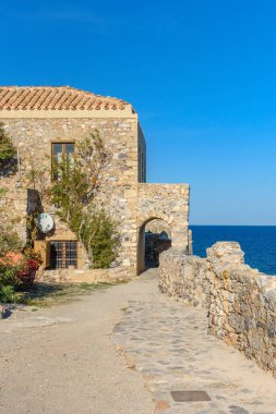 Monemvasia, Lakonia, Moreloponnese, Yunanistan 'daki ortaçağ şatosunda dar taş sokağa sahip geleneksel mimari.