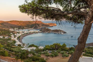 Yunanistan 'ın Kythira adasındaki Kapsali köyünün panoramik manzarası.