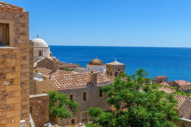 Monemvasia, Lakonia, Moreloponnese, Yunanistan 'daki ortaçağ şatosunun manzarası