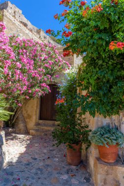 Monemvasia, Lakonia, Moreloponnese, Yunanistan 'daki ortaçağ şatosunun manzarası