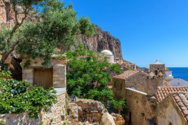 Monemvasia, Lakonia, Moreloponnese, Yunanistan 'daki ortaçağ şatosunun manzarası