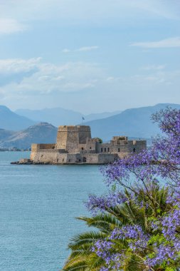 Nafplio Argolis Yunanistan 'ın eski limanında yer alan tarihi Venedik su kalesinin bahar manzarası.