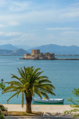 Nafplio Argolis Yunanistan 'ın eski limanında yer alan tarihi Venedik su kalesinin bahar manzarası.