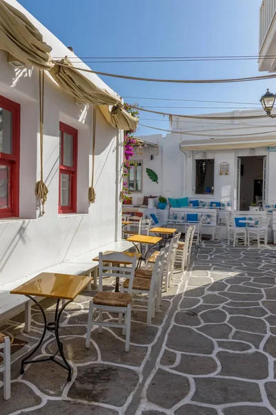 希腊Naousa Paros岛上传统的圆形小巷 街道狭窄 店面粉刷一新 店面为白色 店面为咖啡店外 百花盛开 — 图库照片