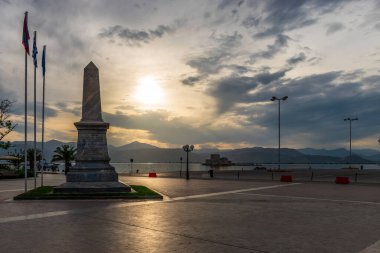 Argolis Yunanistan 'ın Nafplio limanında Venedik' in Bourtzias kalesinin arka planında yer alan Philhellenes 'in tarihi meydanı..