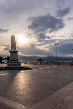 Argolis Yunanistan 'ın Nafplio limanında Venedik' in Bourtzias kalesinin arka planında yer alan Philhellenes 'in tarihi meydanı..