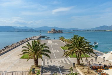 Nafplio Argolis Yunanistan 'ın eski limanında yer alan tarihi Venedik su kalesinin bahar manzarası.