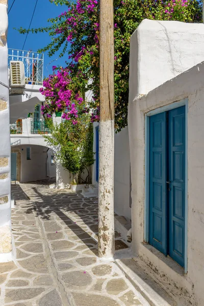 Callejón Tradicional Cicladitico Con Una Calle Estrecha Casas Encaladas Una —  Fotos de Stock