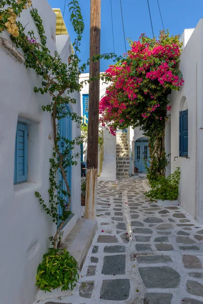 Traditionelle Kykladische Gasse Mit Einer Engen Straße Weiß Getünchten Häusern — Stockfoto