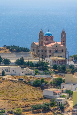 Yunanistan 'ın Siros adasındaki İsa' nın dirilişi kilisesinin Ano Syros 'tan bakış açısı.