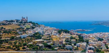 Yunanistan 'ın Siros adasındaki İsa' nın dirilişi kilisesinin Ano Syros 'tan bakış açısı.