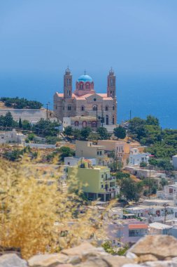 Yunanistan 'ın Siros adasındaki İsa' nın dirilişi kilisesinin Ano Syros 'tan bakış açısı.