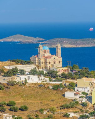 Yunanistan 'ın Siros adasındaki İsa' nın dirilişi kilisesinin Ano Syros 'tan bakış açısı.