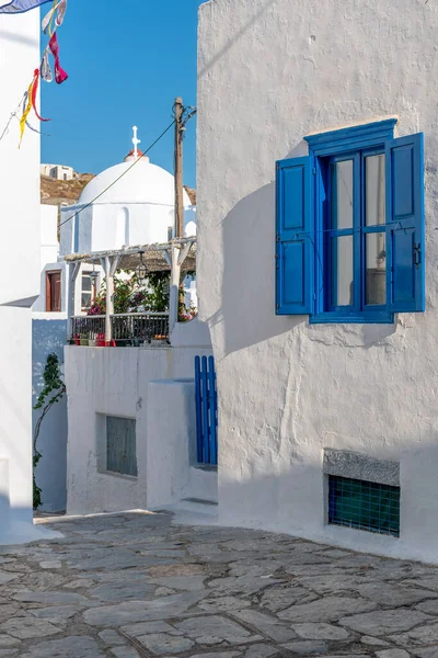 Callejón Cicladitico Tradicional Con Una Calle Estrecha Una Iglesia Encalada —  Fotos de Stock