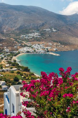 Yunanistan 'ın Amorgos adasındaki Aegiali ve Lagada köylerinin begonvil çiçekleri çerçevelenmiş manzarası