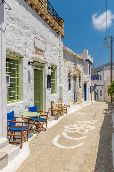 Dar Bir Sokağı Beyazlatılmış Evleri Amorgos Lagada Bir Kafenin Dış — Stok fotoğraf