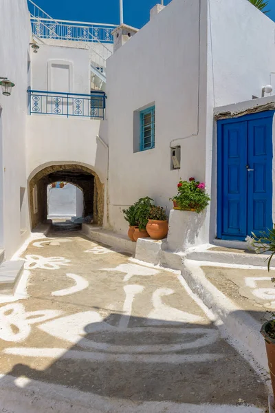 Lagada Amorgos Yunanistan Dar Bir Sokağı Beyazlatılmış Evleri Olan Geleneksel — Stok fotoğraf