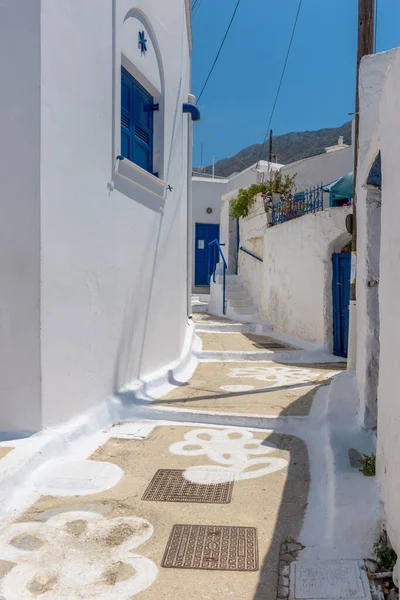 Lagada Amorgos Yunanistan Dar Bir Sokağı Beyazlatılmış Evleri Olan Geleneksel — Stok fotoğraf