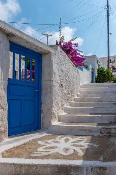 Tradiční Cykladitická Ulička Úzkou Uličkou Bíle Natřenými Domy Kvetoucími Bougainvillea — Stock fotografie