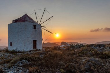 Chora Amorgos 'taki geleneksel rüzgar değirmeninin manzaralı altın saat manzarası