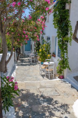 Beyaz yüzlü ve Chora Amorgos Yunanistan 'da bir kafenin dış cephesi olan geleneksel sikladitik sokak