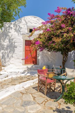 Beyazlatılmış bir kilisesi ve Chora Amorgos Yunanistan 'da bir kafesi olan geleneksel sikladik sokak