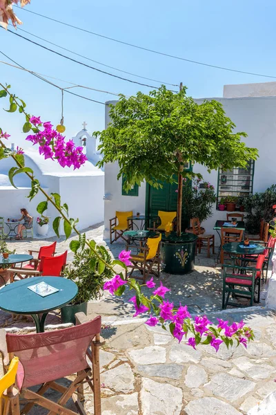 希腊Chora Amorgos传统的环状小巷 外面有一家咖啡馆和粉刷过的立面 — 图库照片