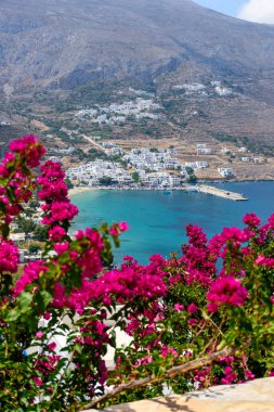 Yunanistan 'ın Amorgos adasındaki Aegiali ve Lagada köylerinin begonvil çiçekleri çerçevelenmiş manzarası