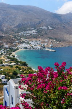 Yunanistan 'ın Amorgos adasındaki Aegiali ve Lagada köylerinin begonvil çiçekleri çerçevelenmiş manzarası