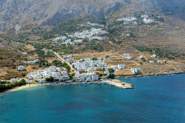 Yunanistan 'ın Amorgos adasındaki Aegiali ve Lagada köyünün Panorama manzarası
