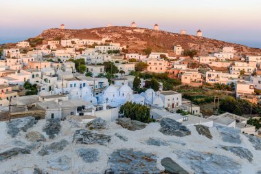 Yunanistan 'ın Amorgos adasında geleneksel rüzgar değirmenleriyle Chora Amorgos manzarası