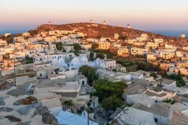 Yunanistan 'ın Amorgos adasında geleneksel rüzgar değirmenleriyle Chora Amorgos manzarası