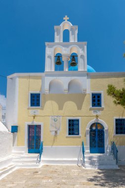 Beyazlatılmış bir kilisesi olan geleneksel sikladik sokak Lagada Amorgos Yunanistan