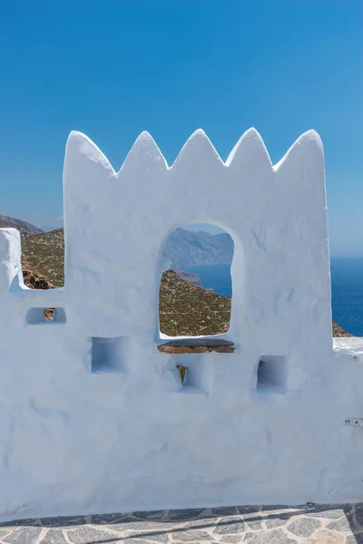 位于希腊Cyclades的Amorgos岛上 著名的Hozoviotissa修道院矗立在爱琴海的岩石上 — 图库照片