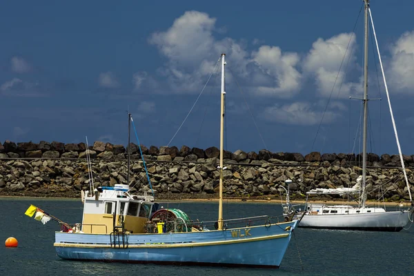 Barco azul com breackwarter — Fotografia de Stock