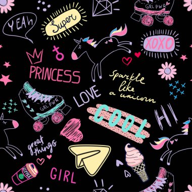 Oyuncularla, tek boynuzlu atlarla, sloganlarla, tekstil için kalplerle modadan el çizimi. Modern grunge arka plan tekstili, baskılar, kağıt ürünleri, internet. Kız modeli