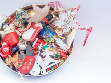 Tatillerde Noel ağacına asılmak için küçük Noel süsleri. Kardan adam, yıldız, ren geyiği ve Noel Baba 'yı da içeren Xmas dekorasyonu..