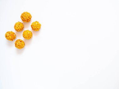 All Saints için gündüz ve sonbahar için tipik katalan badem ezmesi. Çay saati için güzel bir ikramdı. Beyaz arkaplan ve kopyalama alanı