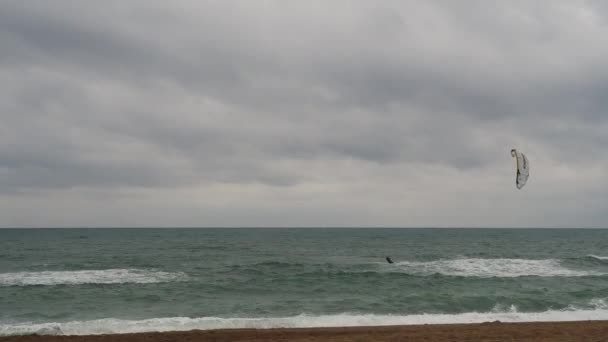 Barselona Spanya Kasım 2020 Bulutlu Bir Günde Barcelona Sahilinde Sörf — Stok video
