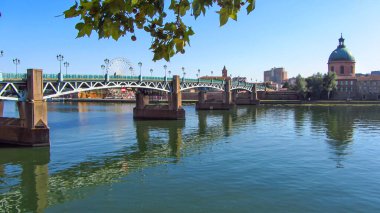 Toulouse, Fransa 'da Garonne nehri üzerindeki Saint-Pierre Köprüsü ve Dome de la Grave manzarası. Avrupa 'da turistik dönüm noktası.