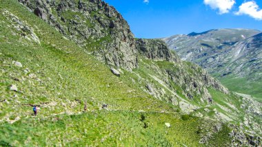 Yaz boyunca insanlar Vall de Nuria 'da Catalonia Pyrenees dağında yürüyüş yapıyor. Açık havada yürüyüş aktivitesi ve macera.