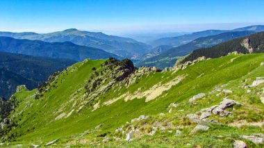 Pireneler güneşli bir günde yaz manzarası. Yürüyüş ve yürüyüş için dağ sırası. Açık hava ve macera aktiviteleri.