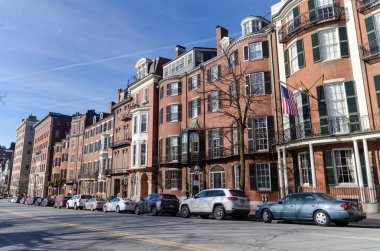 Boston, ABD - Aralık 2019: Arabalar ve tarihi mimari evlerle Boston şehri manzarası