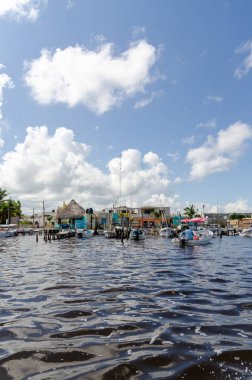 Yucatan, Meksika - 01 Kasım 2019: Rio Lagartos 'taki bir balıkçı kasabasının doğal rezervinden görünüşü